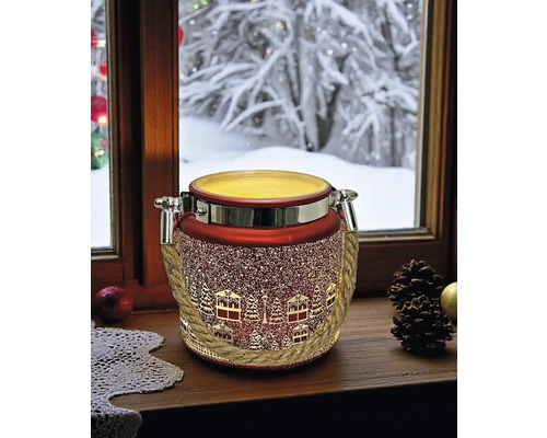 Dekorative Laterne mit weihnachtlichem Motiv auf einer Fensterbank