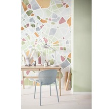 Bureau lumineux avec un bureau, une chaise et un papier peint mural au motif abstrait