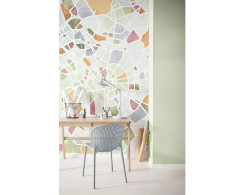 Bureau lumineux avec un bureau, une chaise et un papier peint mural au motif abstrait