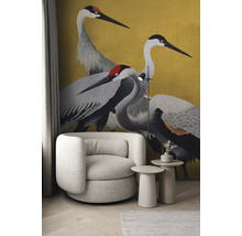 Scène de salon avec fauteuil, tables d''appoint, lampadaire et papier peint à motifs de grues