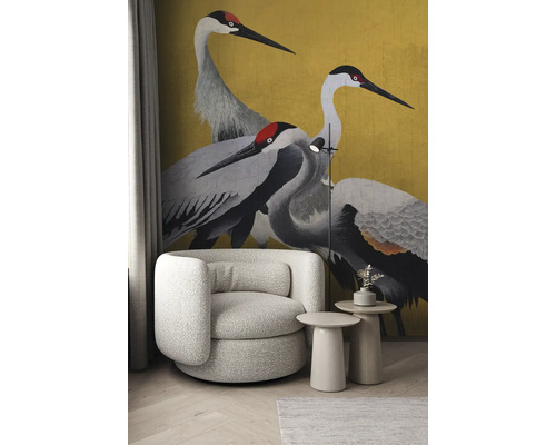 Scène de salon avec fauteuil, tables d''appoint, lampadaire et papier peint à motifs de grues