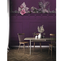 Salle à manger avec table en bois, chaises en bois et mur avec motif floral