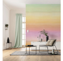 Salon avec papier peint à dégradé de couleurs, rideau et mobilier minimaliste