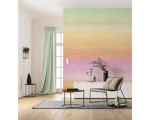 Salon avec papier peint à dégradé de couleurs, rideau et mobilier minimaliste