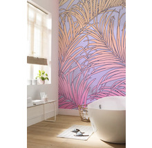 Salle de bain avec baignoire et papier peint à motif de palmiers