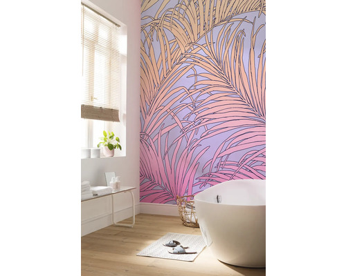 Salle de bain avec baignoire et papier peint à motif de palmiers