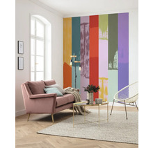 Salon avec canapé, lampadaire, table et papier peint coloré