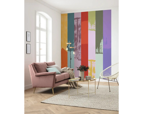 Salon avec canapé, lampadaire, table et papier peint coloré