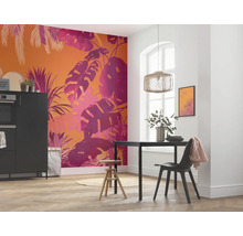 Salle à manger lumineuse avec papier peint photo tropical, table à manger et suspension