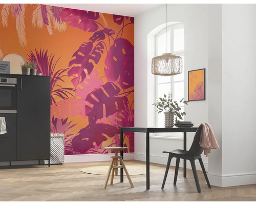 Salle à manger lumineuse avec papier peint photo tropical, table à manger et suspension