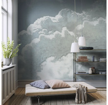 Salon avec papier peint motif nuages, lit de repos et étagères