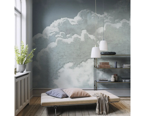 Salon avec papier peint motif nuages, lit de repos et étagères