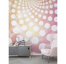 Espace de vie avec papier peint à motifs, armoire et fauteuil