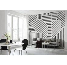 Salon avec papier peint graphique, canapé, table et chaises