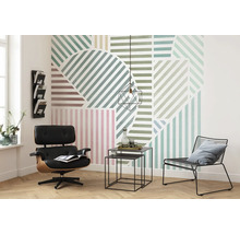 Salon avec papier peint graphique, fauteuil et tables d''appoint