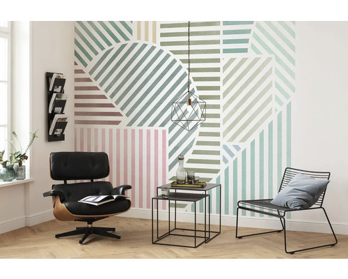 Salon avec papier peint graphique, fauteuil et tables d''appoint