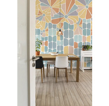 Salle à manger avec table en bois, chaises et papier peint à motifs floraux