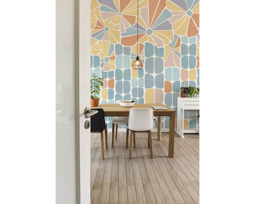 Salle à manger avec table en bois, chaises et papier peint à motifs floraux