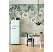 Cuisine avec réfrigérateur pastel, table à manger et papier peint à fleurs