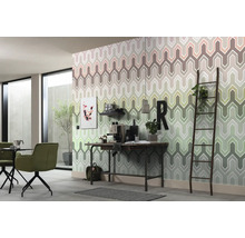 Pièce à vivre avec papier peint à motifs, bureau et décorations