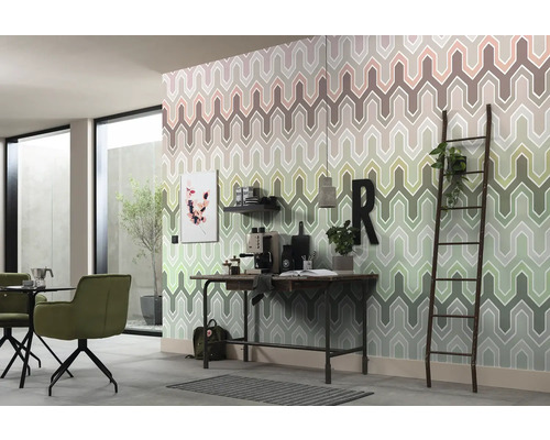 Pièce à vivre avec papier peint à motifs, bureau et décorations