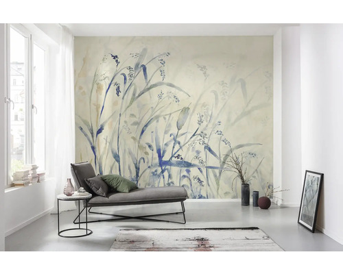 Salon avec papier peint à motifs, chaise longue et décoration