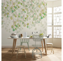 Salle à manger avec table, chaises et papier peint mural à motif végétal