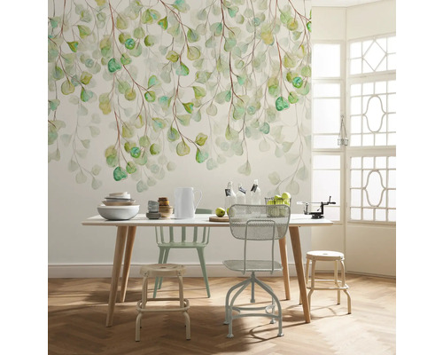 Salle à manger avec table, chaises et papier peint mural à motif végétal