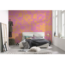 Chambre avec lit double, tapis et papier peint à motifs floraux