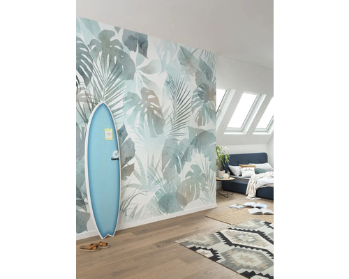 Chambre avec papier peint photo à motifs végétaux, planche de surf et tapis