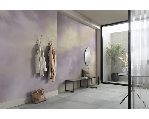 Espace d''entrée avec décor mural à l''aspect nuageux, patères avec vestes, banc et miroir.