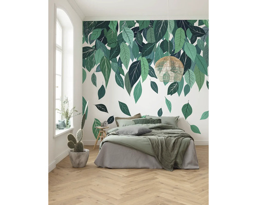 Chambre avec sticker mural de feuilles, lit et parquet