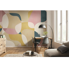 Salon lumineux avec papier peint à motifs, table à manger et fenêtre pour une ambiance conviviale.