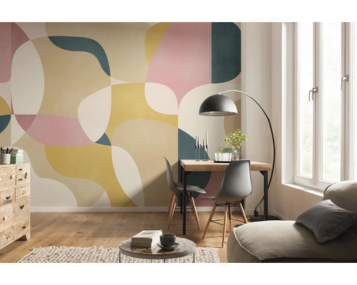 Salon lumineux avec papier peint à motifs, table à manger et fenêtre pour une ambiance conviviale.