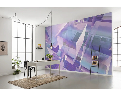 Bureau lumineux avec bureau, étagère échelle et revêtement mural à motif géométrique.