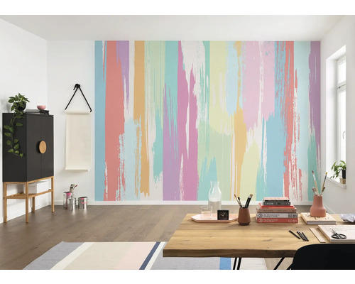 Aménagement intérieur avec papier peint à rayures multicolores, armoire et table en bois