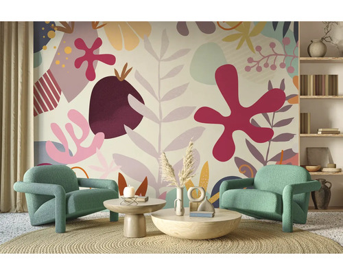 Salon avec papier peint floral abstrait, fauteuils et tables basses