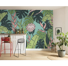 Pièce avec papier peint à feuilles tropicales, tabourets de bar et plante d''intérieur