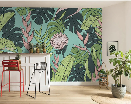 Pièce avec papier peint à feuilles tropicales, tabourets de bar et plante d''intérieur