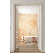 Salle de bains avec baignoire et décor mural abstrait à travers une porte ouverte