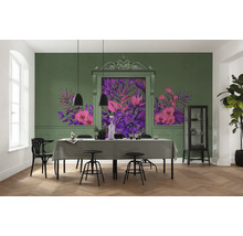 Salle à manger avec table à manger, chaises, vitrine et décoration murale avec des motifs végétaux