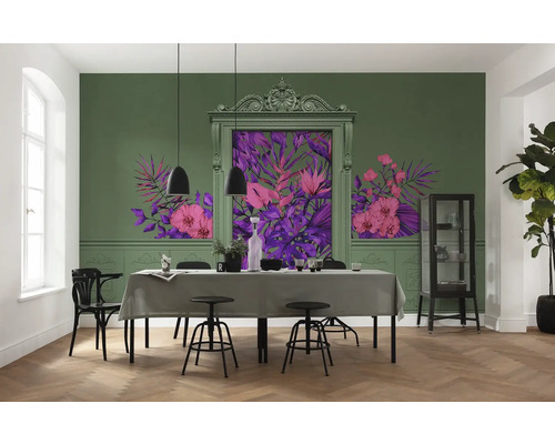 Salle à manger avec table à manger, chaises, vitrine et décoration murale avec des motifs végétaux