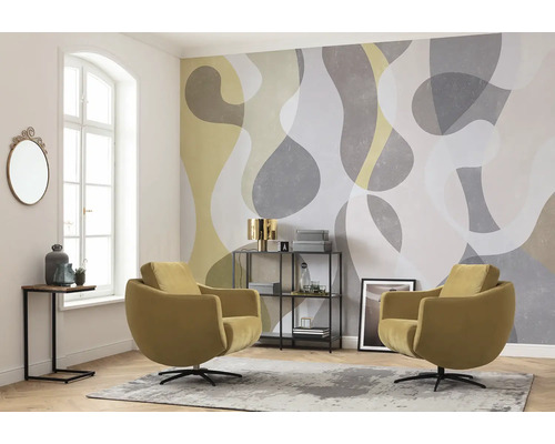 Salon avec deux fauteuils, étagère, papier peint mural et tapis