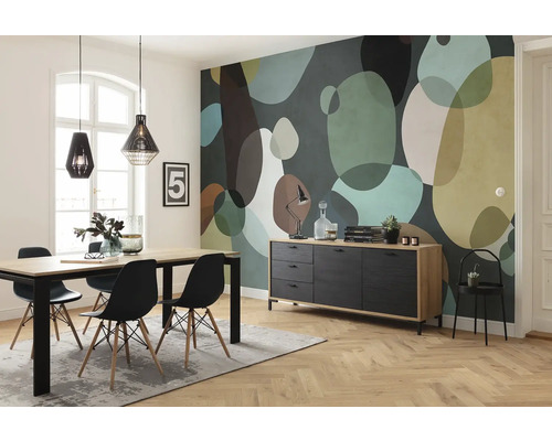 Salle à manger avec table, chaises, buffet et papier peint à motifs