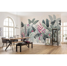 Salle à manger avec table, chaises, banc, armoire et papier peint photo à motifs végétaux.