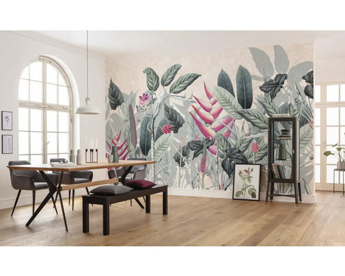 Salle à manger avec table, chaises, banc, armoire et papier peint photo à motifs végétaux.