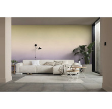 Salon avec canapé, tables d''appoint et décoration murale