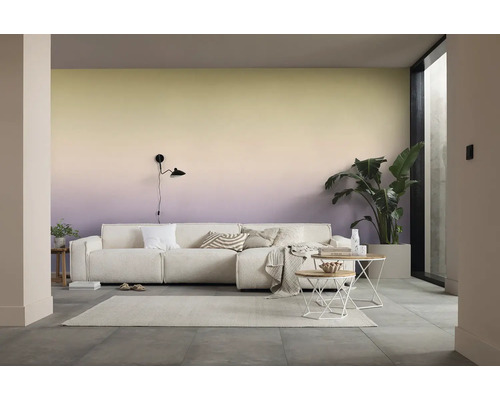 Salon avec canapé, tables d''appoint et décoration murale