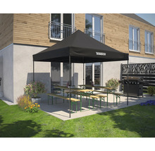 Szene im Freien mit Pavillon, Bierzeltgarnituren und Grill