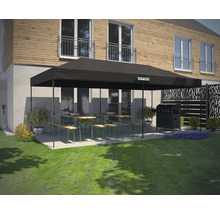 Tonnelle noire avec ensembles de brasserie et barbecue dans le jardin